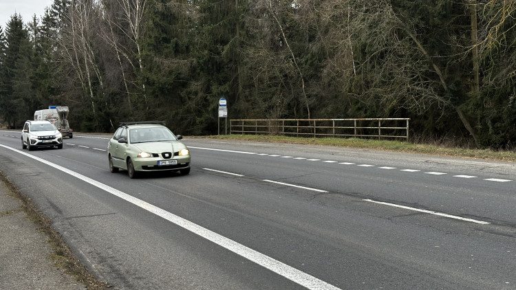Vystoupit na této autobusové zastávce, přejít silnici a pokračovat při krajnici dál do obce, to vyžaduje hodně odvahy