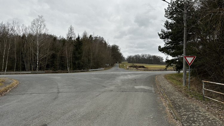 Výjezd do křižovatky ze Seče směr na Únětice
