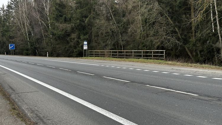 Vystoupit na této autobusové zastávce, přejít silnici a pokračovat při krajnici dál do obce, to vyžaduje hodně odvahy