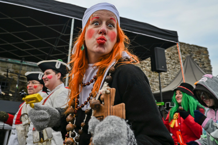 FOTOGALERIE: Masopustní veselí zasáhlo Slezskoostravský hrad. Zabíjačka i maškary