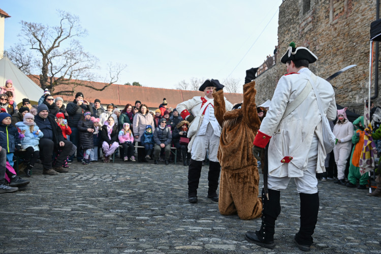 FOTOGALERIE: Masopustní veselí zasáhlo Slezskoostravský hrad. Zabíjačka i maškary