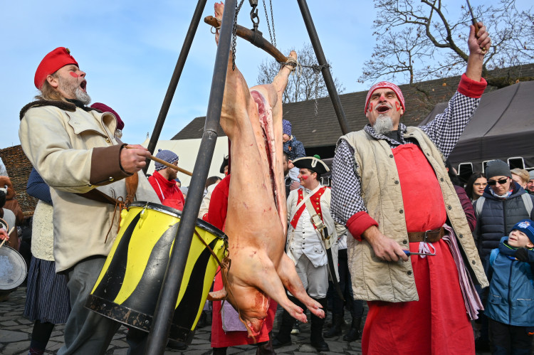 FOTOGALERIE: Masopustní veselí zasáhlo Slezskoostravský hrad. Zabíjačka i maškary