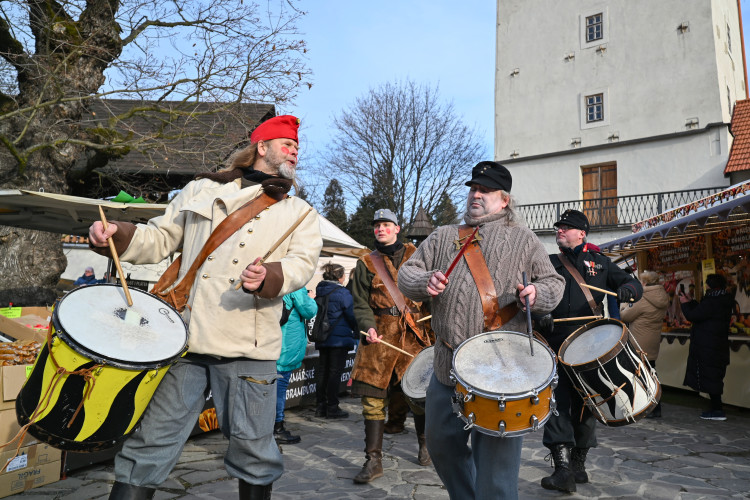 FOTOGALERIE: Masopustní veselí zasáhlo Slezskoostravský hrad. Zabíjačka i maškary
