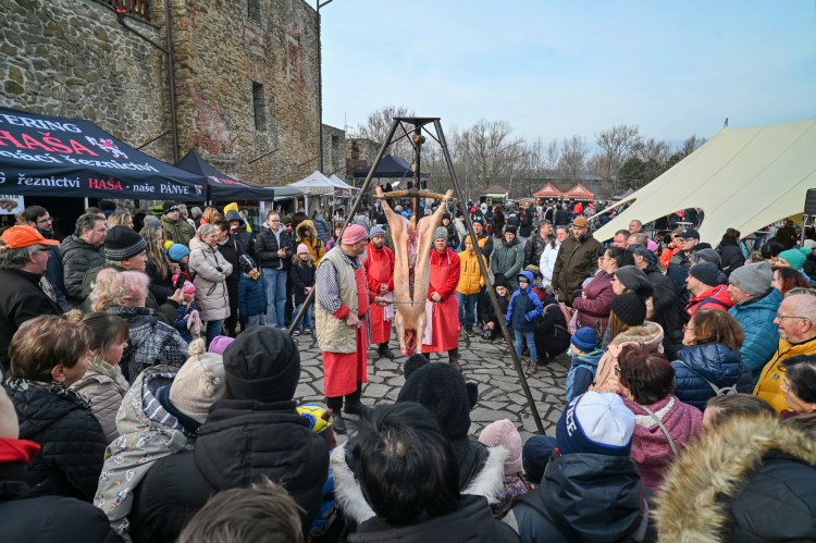 FOTOGALERIE: Masopustní veselí zasáhlo Slezskoostravský hrad. Zabíjačka i maškary