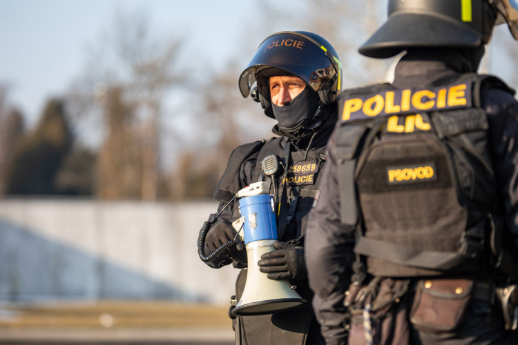 FOTOGALERIE: V Přerově policie nacvičovala bezpečnostní opatření při sportovních zápasech