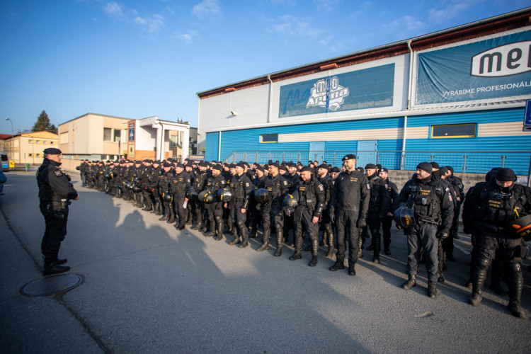 FOTOGALERIE: V Přerově policie nacvičovala bezpečnostní opatření při sportovních zápasech