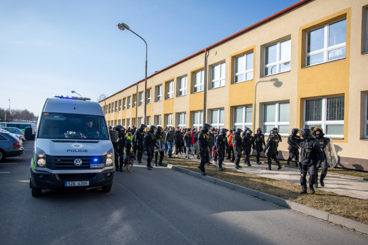 FOTOGALERIE: V Přerově policie nacvičovala bezpečnostní opatření při sportovních zápasech
