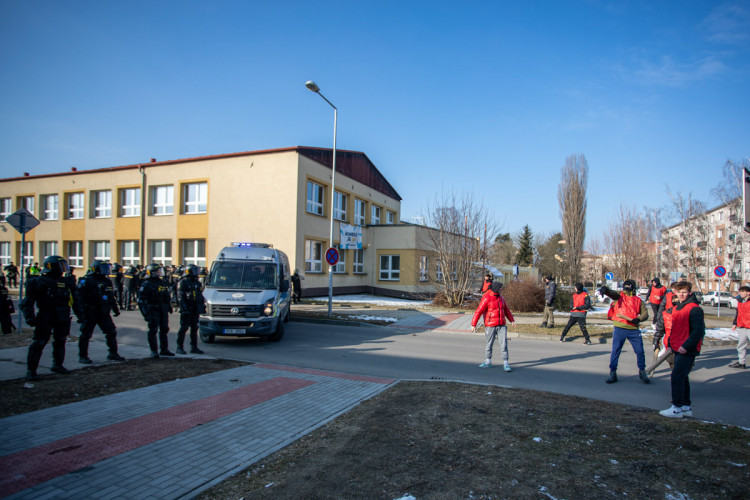 FOTOGALERIE: V Přerově policie nacvičovala bezpečnostní opatření při sportovních zápasech