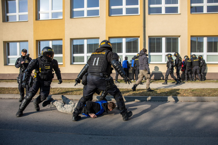 FOTOGALERIE: V Přerově policie nacvičovala bezpečnostní opatření při sportovních zápasech