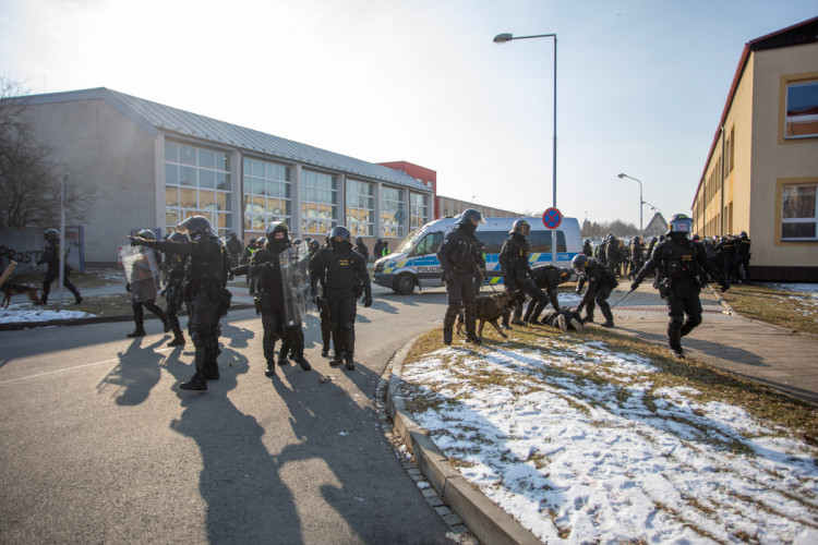 FOTOGALERIE: V Přerově policie nacvičovala bezpečnostní opatření při sportovních zápasech