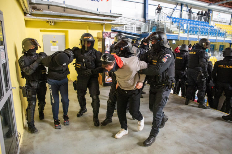 FOTOGALERIE: V Přerově policie nacvičovala bezpečnostní opatření při sportovních zápasech