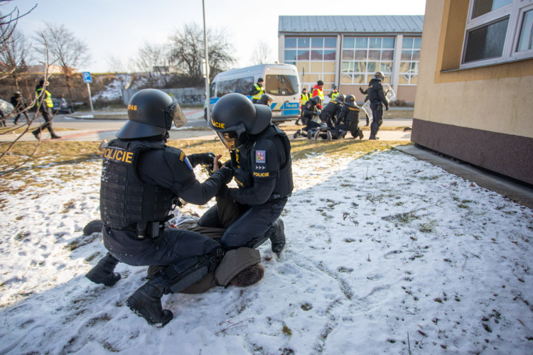 FOTOGALERIE: V Přerově policie nacvičovala bezpečnostní opatření při sportovních zápasech