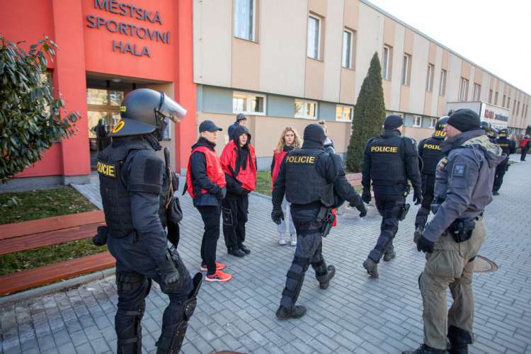 FOTOGALERIE: V Přerově policie nacvičovala bezpečnostní opatření při sportovních zápasech
