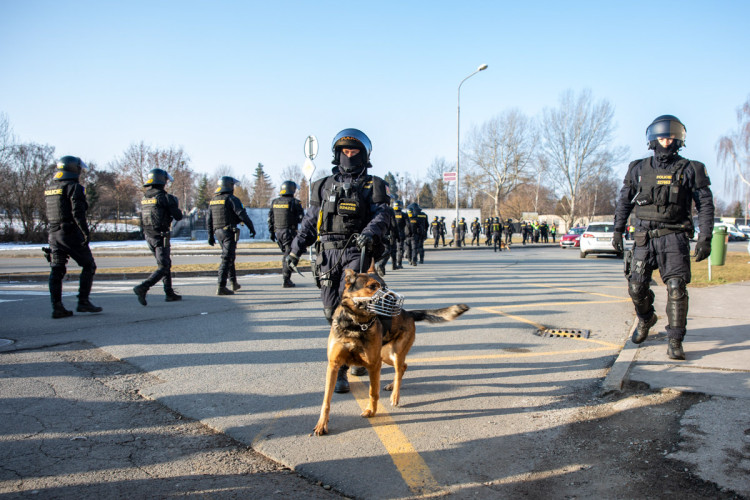 FOTOGALERIE: V Přerově policie nacvičovala bezpečnostní opatření při sportovních zápasech