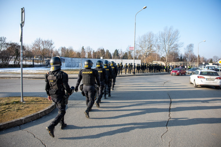 FOTOGALERIE: V Přerově policie nacvičovala bezpečnostní opatření při sportovních zápasech