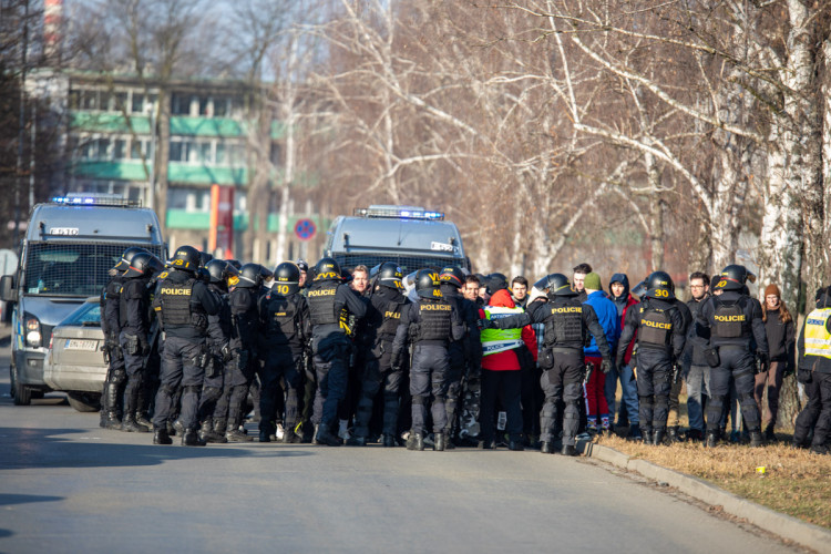 FOTOGALERIE: V Přerově policie nacvičovala bezpečnostní opatření při sportovních zápasech
