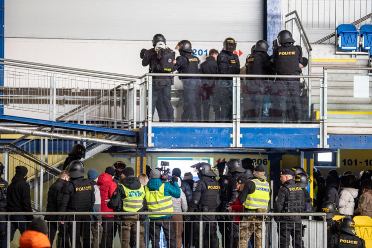 FOTOGALERIE: V Přerově policie nacvičovala bezpečnostní opatření při sportovních zápasech
