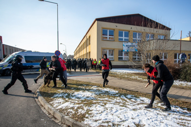 FOTOGALERIE: V Přerově policie nacvičovala bezpečnostní opatření při sportovních zápasech