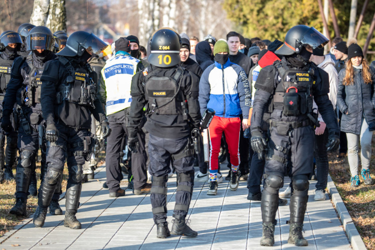 FOTOGALERIE: V Přerově policie nacvičovala bezpečnostní opatření při sportovních zápasech