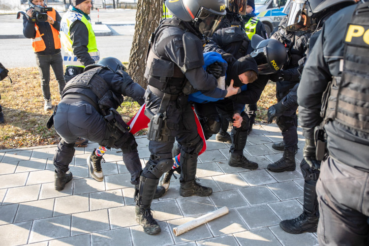FOTOGALERIE: V Přerově policie nacvičovala bezpečnostní opatření při sportovních zápasech