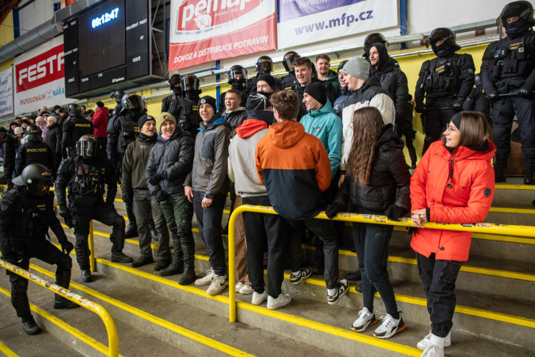 FOTOGALERIE: V Přerově policie nacvičovala bezpečnostní opatření při sportovních zápasech
