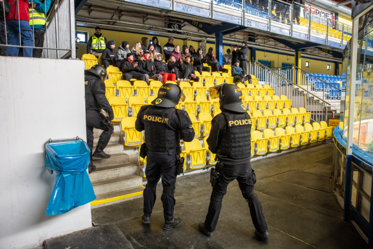 FOTOGALERIE: V Přerově policie nacvičovala bezpečnostní opatření při sportovních zápasech