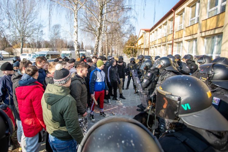 FOTOGALERIE: V Přerově policie nacvičovala bezpečnostní opatření při sportovních zápasech