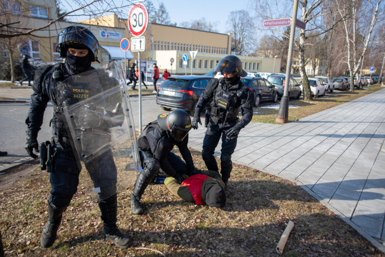 FOTOGALERIE: V Přerově policie nacvičovala bezpečnostní opatření při sportovních zápasech