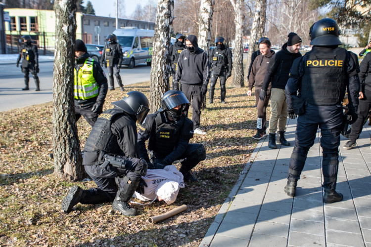 FOTOGALERIE: V Přerově policie nacvičovala bezpečnostní opatření při sportovních zápasech