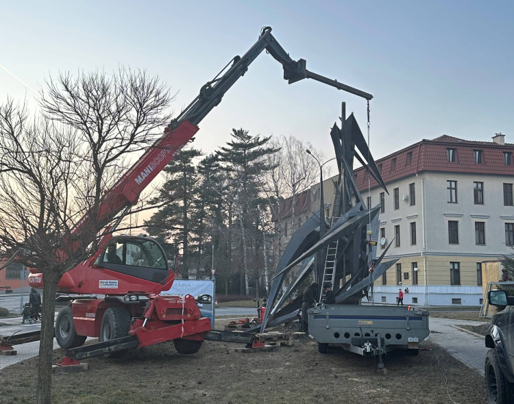FOTOGALERIE: Nové čapí sídlo v Hranicích bude svařeno z plechů