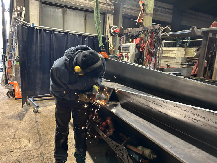 FOTOGALERIE: Nové čapí sídlo v Hranicích bude svařeno z plechů