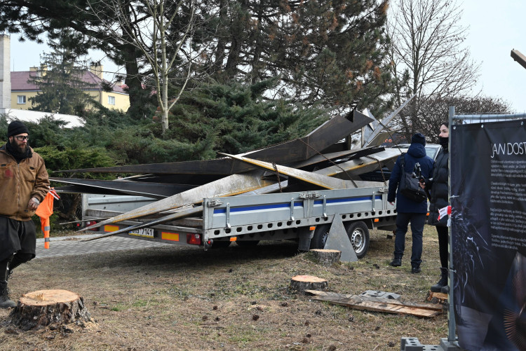 FOTOGALERIE: Nové čapí sídlo v Hranicích bude svařeno z plechů