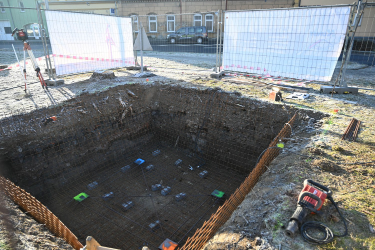FOTOGALERIE: Nové čapí sídlo v Hranicích bude svařeno z plechů