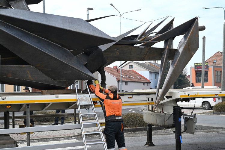 FOTOGALERIE: Nové čapí sídlo v Hranicích bude svařeno z plechů