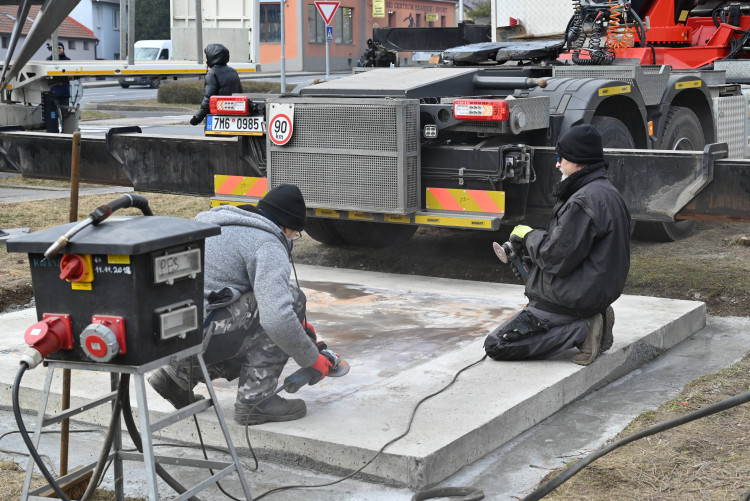 FOTOGALERIE: Nové čapí sídlo v Hranicích bude svařeno z plechů