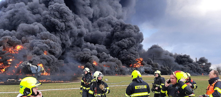 FOTOGALERIE: Požár vagónu s benzolem likvidují hasiči ve zvláštním stupni poplachu