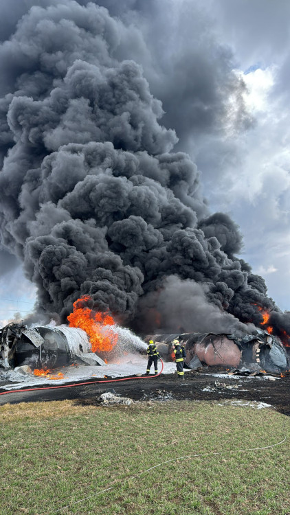 FOTOGALERIE: Požár vagónu s benzolem likvidují hasiči ve zvláštním stupni poplachu
