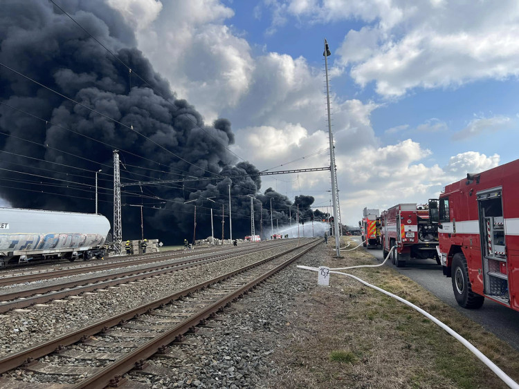 FOTOGALERIE: Požár vagónu s benzolem likvidují hasiči ve zvláštním stupni poplachu