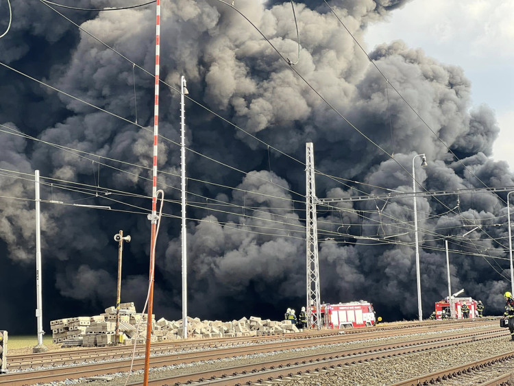 FOTOGALERIE: Požár vagónu s benzolem likvidují hasiči ve zvláštním stupni poplachu
