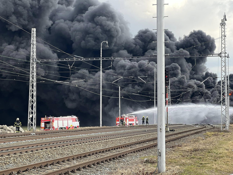 FOTOGALERIE: Požár vagónu s benzolem likvidují hasiči ve zvláštním stupni poplachu