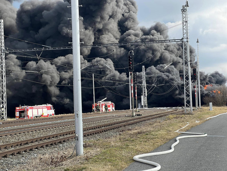 FOTOGALERIE: Požár vagónu s benzolem likvidují hasiči ve zvláštním stupni poplachu
