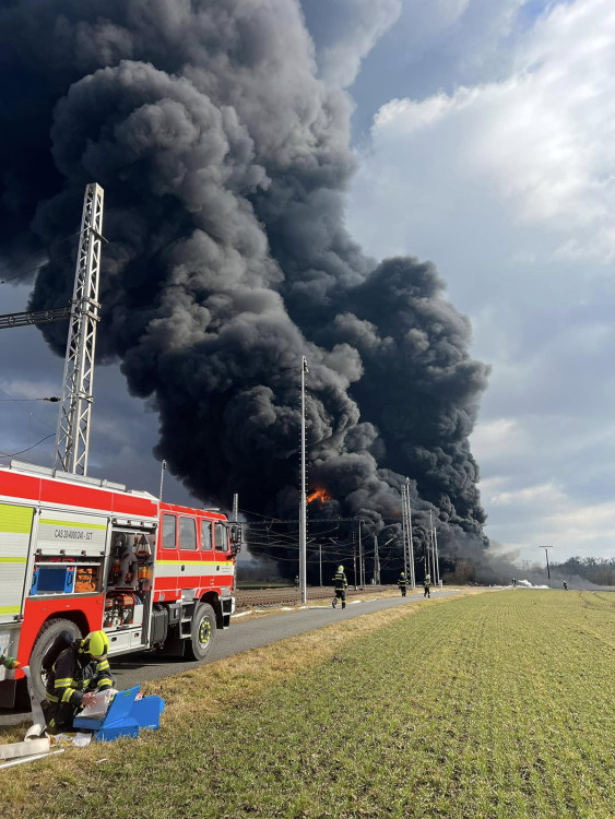 FOTOGALERIE: Požár vagónu s benzolem likvidují hasiči ve zvláštním stupni poplachu