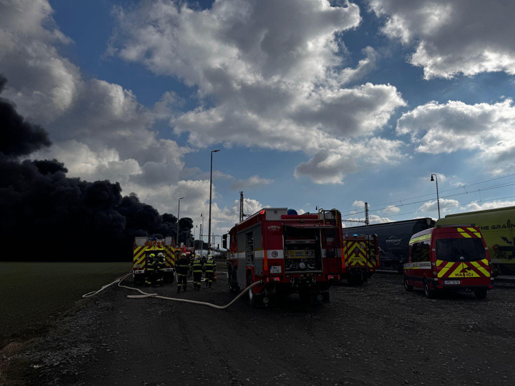 FOTOGALERIE: Požár vagónu s benzolem likvidují hasiči ve zvláštním stupni poplachu
