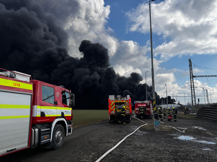 FOTOGALERIE: Požár vagónu s benzolem likvidují hasiči ve zvláštním stupni poplachu