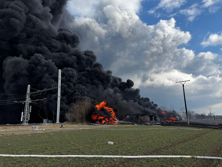 FOTOGALERIE: Požár vagónu s benzolem likvidují hasiči ve zvláštním stupni poplachu