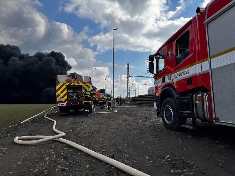 FOTOGALERIE: Požár vagónu s benzolem likvidují hasiči ve zvláštním stupni poplachu