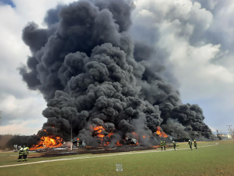 FOTOGALERIE: Požár vagónu s benzolem likvidují hasiči ve zvláštním stupni poplachu