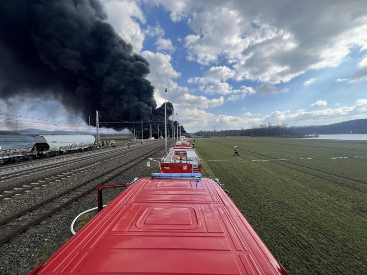 FOTOGALERIE: Požár vagónu s benzolem likvidují hasiči ve zvláštním stupni poplachu