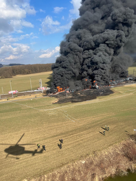 FOTOGALERIE: Požár vagónu s benzolem likvidují hasiči ve zvláštním stupni poplachu