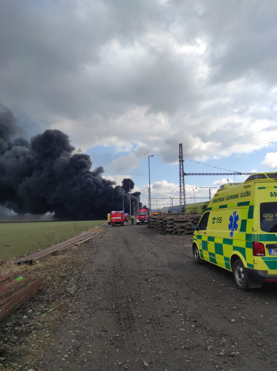 FOTOGALERIE: Požár vagónu s benzolem likvidují hasiči ve zvláštním stupni poplachu